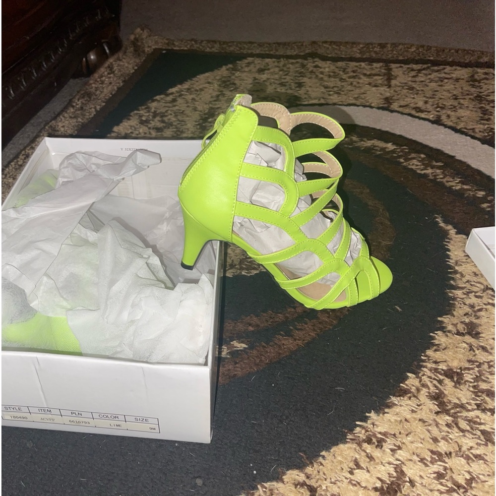 Great feel and brand new heels. Stylish and comfortable. Beautiful look